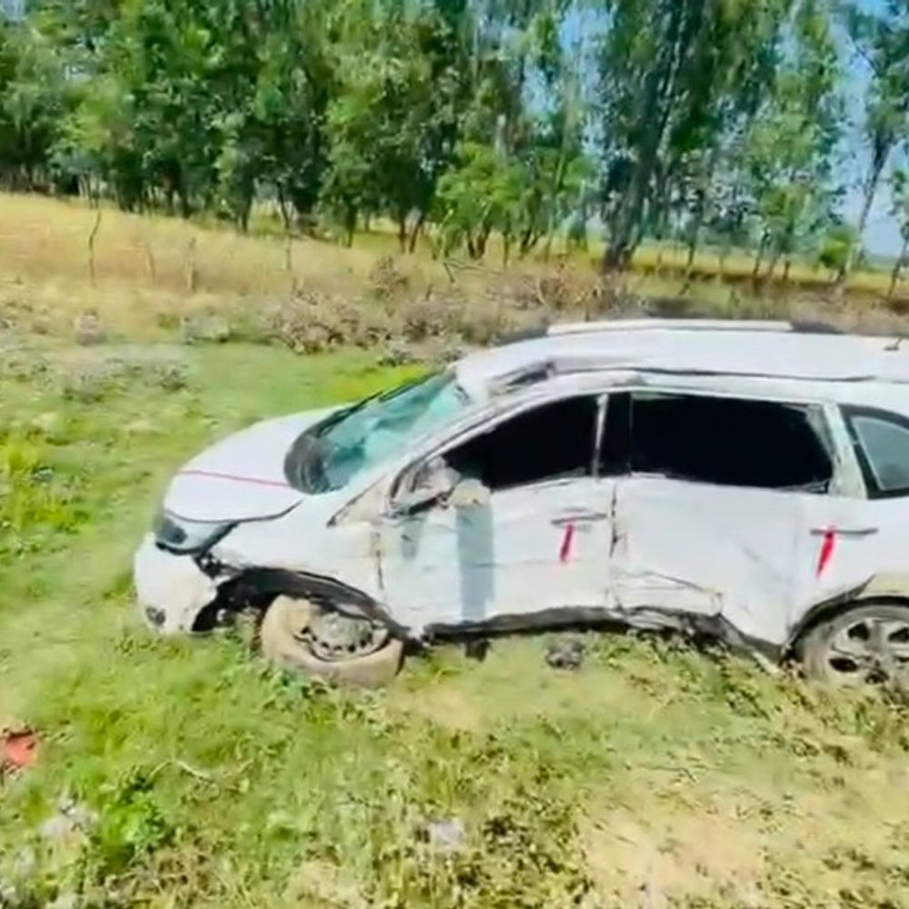 शाहजहांपुर में भीषण सड़क हादसा:अनियंत्रित कार पेड़ से टकराकर खाई में गिरी, चालक को मामूली चोट