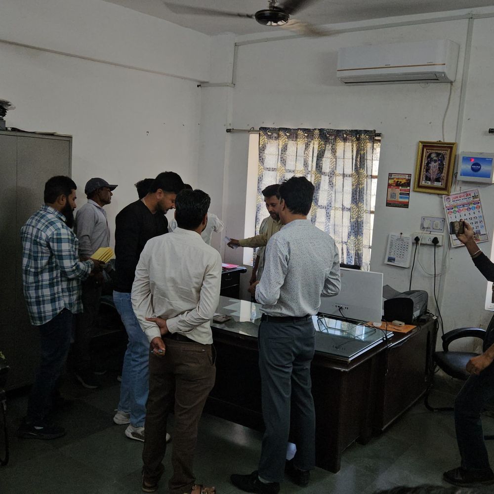 सलूंबर नगर परिषद में ठेकेदारों का हंगामा:ई-निविदा डीडी जमा करने से रोकने का आरोप, आयुक्त ने की समझाइश