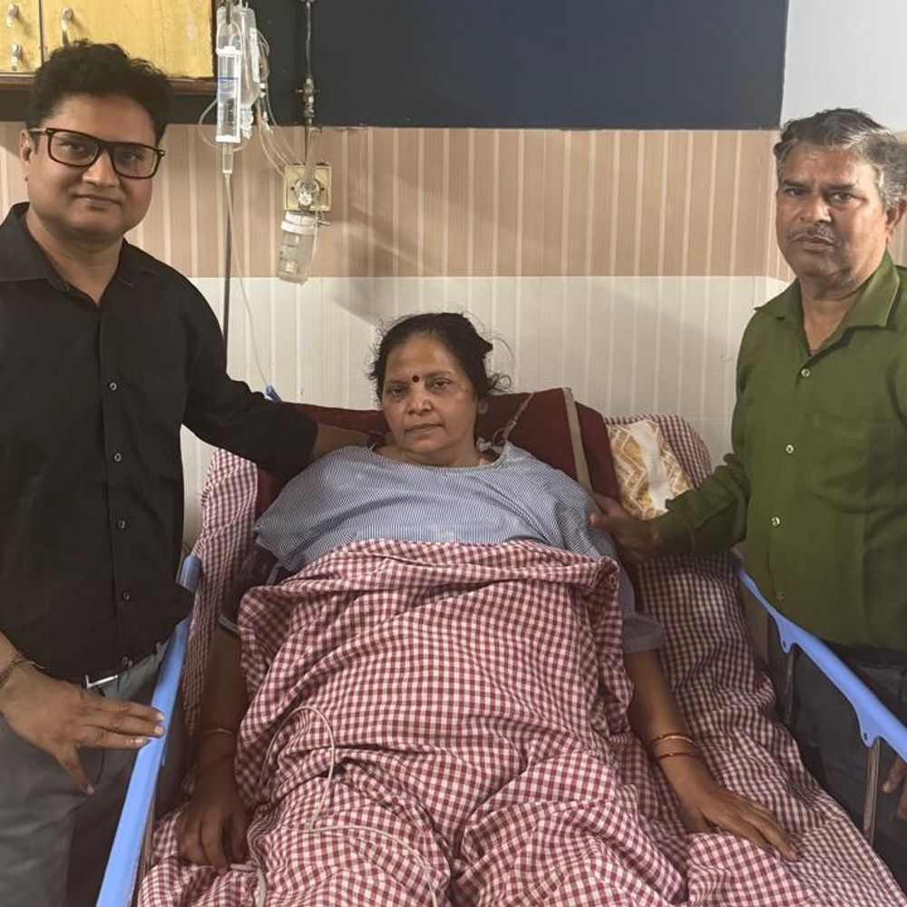 ‘ब्रेन डेड’ हुई महिला एम्बुलेंस के झटके से जिंदा हुई:पीलीभीत में घर पर चल रही थी अंतिम संस्कार की तैयारी, कहा- मुझे कुछ याद नहीं