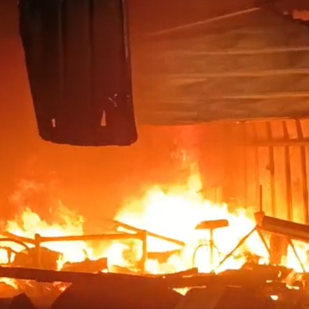 बक्सर में कंस्ट्रक्शन कंपनी के यार्ड में लगी आग:2.5 करोड़ रुपए का सामान जलकर राख, शॉर्ट सर्किट की आशंका