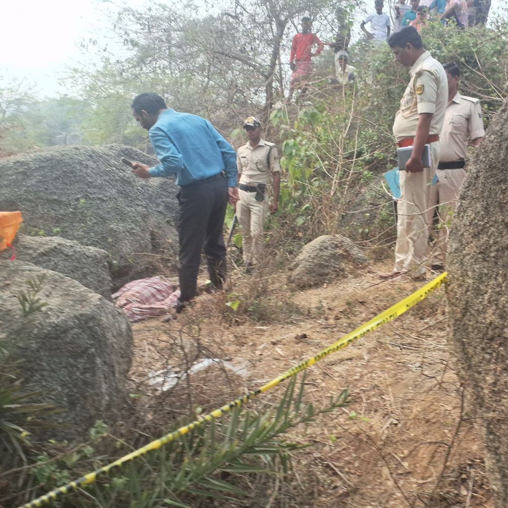 नवादा के लव-कुश जंगल में युवक का शव मिला:4 दिन से घर से बाहर था, पत्नी से झगड़े के बाद हुआ था लापता