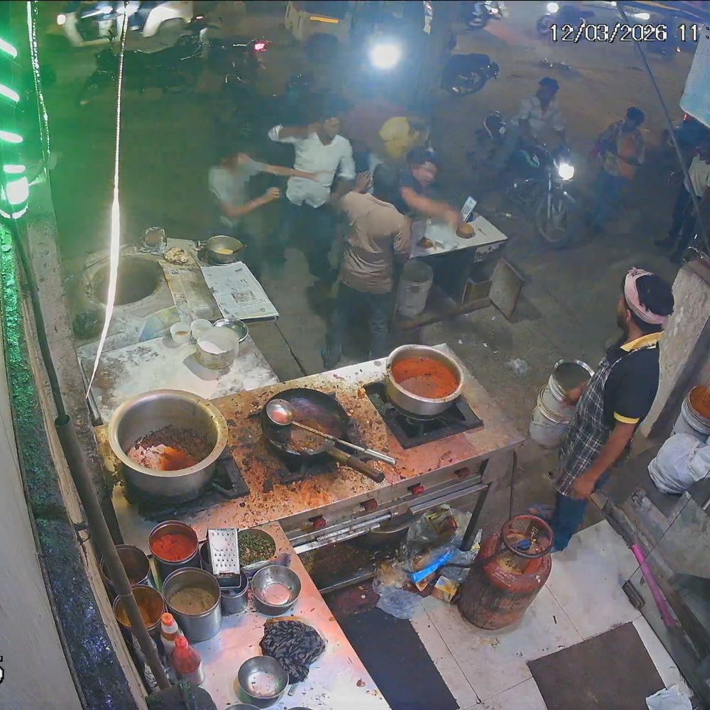 ढाबे पर खाने के बिल के लिए मारपीट:ग्रेटर नोएडा में दबंगों ने कर्मचारियों को पीटा, पूरी घटना CCTV में कैद