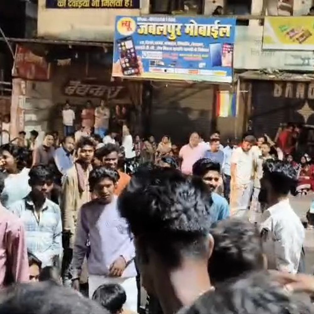 चल समारोह में अंडे फेंकने की अफवाह पर बवाल:पुलिस ने हल्का बल प्रयोग कर भीड़ को खदेड़ा; काली विसर्जन के दौरान घटना