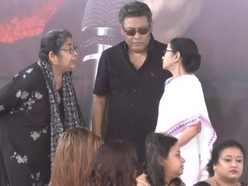 CM ममता के धरने का तीसरा दिन:बोलीं- BJP पर एक देश, एक नेता-एक पार्टी का पागलपन सवार; चुनाव आयोग को वैनिश कंपनी कहा