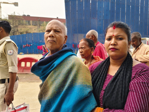 बुजुर्गों का नहीं हो रहा घर-घर इलाज:’डोर स्टेप हेल्थकेयर’ योजना के बाद भी अस्पताल के चक्कर काट रहे मरीज, काउंटर पर रहती लंबी लाइन