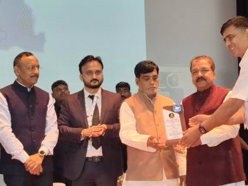 पटना में 534 प्रखंडों के उद्यमियों को मिला सम्मान:सफल उद्यमियों की कहानियों पर आधारित किताब का विमोचन, ज्ञान भवन में 13वां बिहार उद्यमिता सम्मेलन