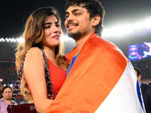 ‘अगले साल शादी करूंगा, आपकी गोद में मेरा बच्चा खेलेगा’:शादी के सवाल पर दादा से बोले ईशान किशन; वर्ल्डकप जीतने के बाद गर्लफ्रेंड को लगाया गले