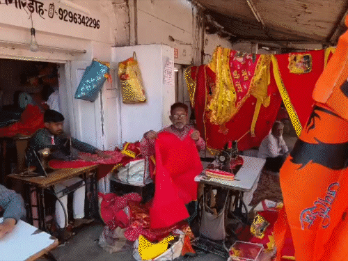 गिरिडीह में आस्था और सामाजिक समरसता की अनोखी मिसाल:तीन पीढ़ियों से महावीरी पताका बना रहा मो. इम्तियाज का परिवार, रामनवमी पर बढ़ी डिमांड