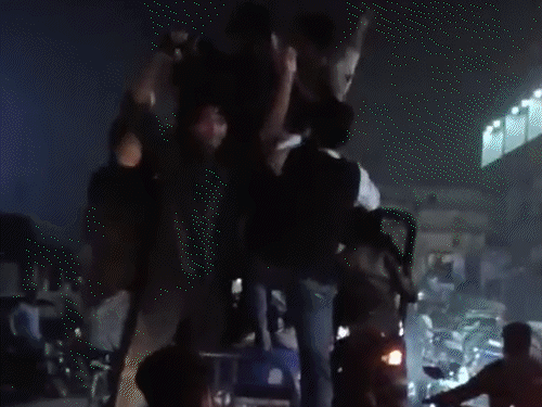 पूर्णिया में भारत की जीत पर ट्रैक्टर पर चढ़कर डांस:युवाओं ने डीजे के साथ निकाला विजय जुलूस, आतिशबाजी कर क्रिकेट प्रेमियों ने मनाई खुशी