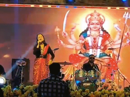 दरभंगा में दो दिवसीय मिथिला लोक उत्सव का समापन:हर्षप्रीत कौर की प्रस्तुति ने बांधा समां, पंजाबी गानों पर झूमते नजर आए दर्शक