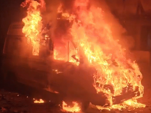 गिरिडीह में 108 एम्बुलेंस में लगी भीषण आग:मकतपुर में खड़ी एम्बुलेंस धू-धू कर जली, शॉर्ट सर्किट की आशंका, टला बड़ा हादसा