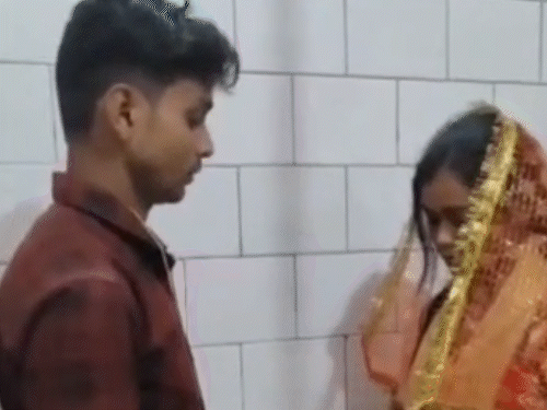 पूर्णिया में पुलिस ने प्रेमी जोड़े की कराई शादी, VIDEO:7 साल के प्यार को टूटने से बचाया, आखिरी सांस तक साथ निभाने का वचन दिलाया