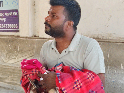 भागलपुर के मायागंज में नवजात की मौत:स्टाफ और डॉक्टर पर गंभीर आरोप, पिता बोले- लापरवाही से मेरे बच्चे की जान चली गई