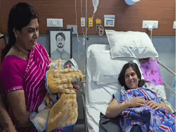 भाई के बेटे में दिखा ‘राजा’,घर में जश्न का माहौल:‘राजा इज बैक’ लिखकर नवजात का भव्य स्वागत; हाथों में राजा की तस्वीर थामे आई भाभी