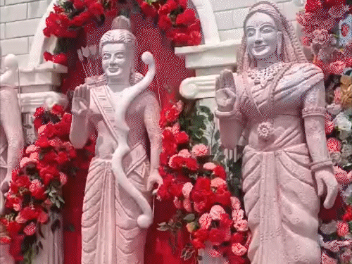 किशनगंज में रामनवमी पर निकली भव्य शोभा यात्रा:हजारों श्रद्धालु हुए शामिल, सज-धज कर भगवान का रूप लिए युवा