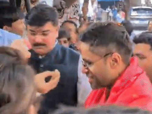 वर्ल्डकप जीतकर घर लौटे क्रिकेटर्स का जोरदार स्वागत:सूर्या बोले- हमारा अगला टारगेट ओलिंपिक गोल्ड, ईशान ने बच्चों के साथ क्रिकेट खेला