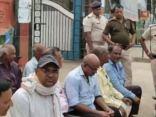 नालंदा में एमवी इंटर कॉलेज के कर्मियों का प्रदर्शन:डीईओ-डीपीओ के खिलाफ धरने पर बैठे; कहा- अधिकारियों के कारण भुगतान नहीं हो पा रहा है