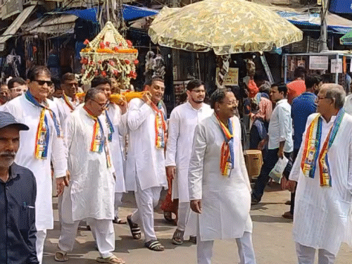 महावीर जयंती पर भक्ति में डूबा भागलपुर:भक्तों ने निकाली शोभा यात्रा, ‘जीओ और जीने दो’ के लगाए नारे