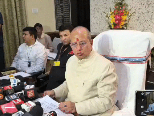 हड़ताल पर गए CO-RO को विजय सिन्हा की चेतावनी:पटना में बोले डिप्टी सीएम-काम पर लौटें, नहीं तो सेवा समाप्ति; अस्थाई बहाली का रास्ता खुला है