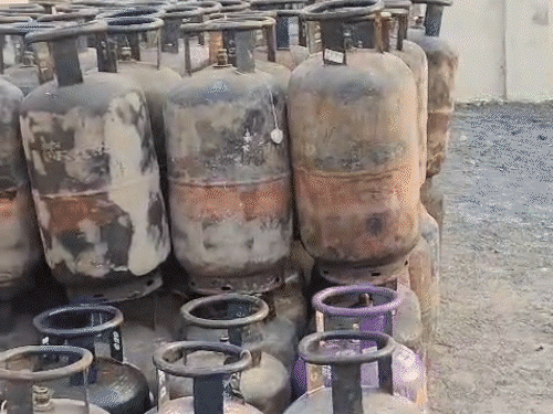 छत्तीसगढ़ में LPG सिलेंडर के लिए एजेंसियों में लंबी कतारें:इंडक्शन की डिमांड 10-20% बढ़ी; प्रशासन का दावा- हालात सामान्य, पर्याप्त स्टॉक