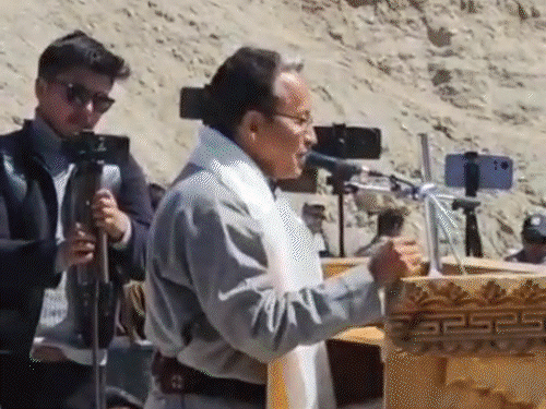 सोनम वांगचुक 6 महीने बाद लेह पहुंचे:हजारों लोगों ने स्वागत किया, बोले- उम्मीद के साथ आगे बढ़ रहे; NSA में जेल में बंद थे