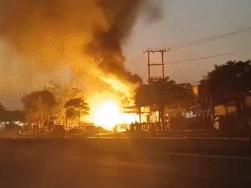 टेंट हाउस में लगी आग, कई LPG सिलेंडर फटे:गैस रिफलिंग दुकान से लगी आग, एक-एक कर कई सिलेंडर में हुआ ब्लास्ट; कई दुकानें जलीं
