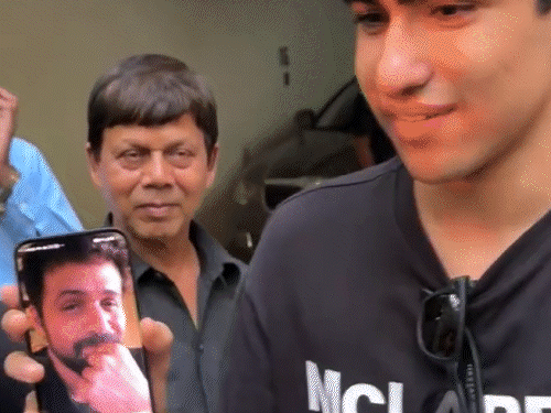 इमरान हाशमी के घर के बाहर जमा हुए फैंस:बर्थडे के दिन मुंबई में नहीं थे एक्टर; बेटे ने वीडियो कॉल के जरिए कराई बात