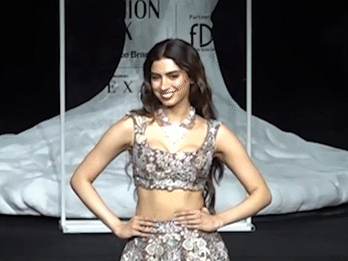 लैक्मे फैशन वीक के तीसरे दिन दिशा पाटनी बनीं शोस्टॉपर:तमन्ना भाटिया और खुशी कपूर ने भी रैंप वॉक किया, देखें तस्वीरें