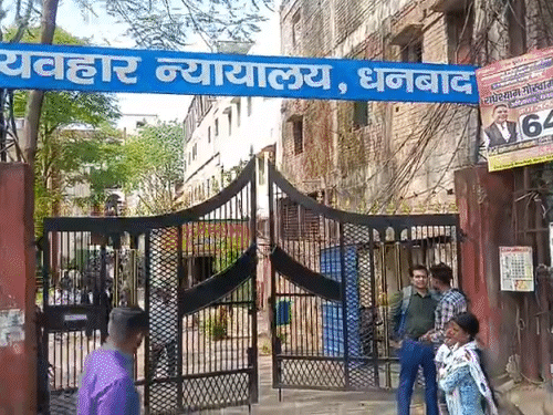 धनबाद कोर्ट को तीसरी बार बम से उड़ाने की धमकी:ईमेल से मिली चेतावनी के बाद परिसर में सर्च ऑपरेशन, कई थानों की पहुंची पुलिस