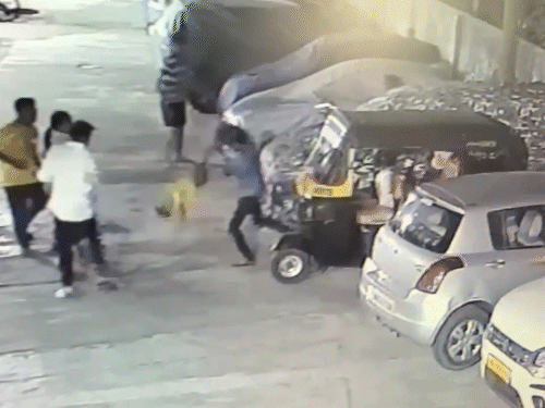पिता से विवाद पर बच्चे को पैर पकड़कर पटका… VIDEO:सिर लोहे की रॉड पर मारा, हालत गंभीर; मुंबई की घटना
