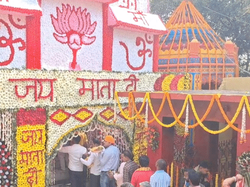 रामगढ़ में मां छिन्नमस्तिका का दरबार फूलों से सजा:कोलकाता के कारीगरों ने की सजावट, चैत्र नवरात्र पर उमड़ी श्रद्धालुओं की भीड़