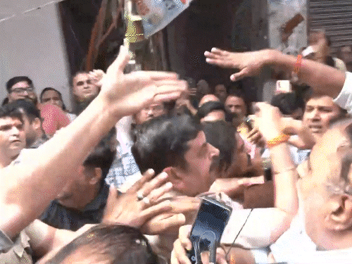 दिल्ली में भाजपा-AAP कार्यकर्ताओं के बीच झड़प:पालम अग्निकांड के बाद शोकसभा में धक्का-मुक्की और मारपीट हुई, केजरीवाल भी पहुंचे थे