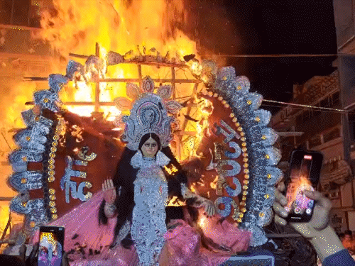 होलिका की प्रतिमा को मंत्रोच्चार के बीच किया दहन:जहानाबाद के शहर-ग्रामीण क्षेत्रों में देर रात तक कार्यक्रम आयोजित, लोगों ने एक-दूसरे को दी शुभकामनाएं