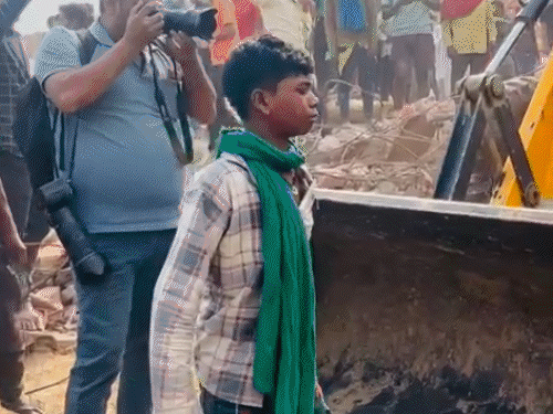 कोल्ड स्टोरेज ढहा, 20 लोगों के दबने की आशंका:1 किमी तक फैली गैस, 5 JCB पहुंचीं, मैनेजर को पुलिस ने दबोचा