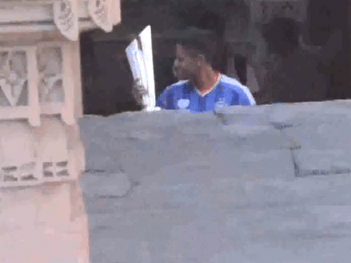 कप्तान सूर्या ट्रॉफी फोटोशूट के लिए अडालज नी वाव पहुंचे:संजू ने ट्रॉफी चूमते हुए फोटो शेयर की, भारत तीसरी बार टी-20 वर्ल्ड चैंपियन बना