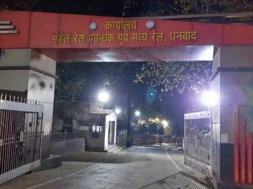 धनबाद रेल मंडल में सीनियर डीईई संजीव कुमार अरेस्ट:बिल पास कराने के बदले मांगे थे ₹ 50 हजार, घर से भी लाखों कैश बरामद