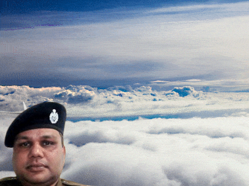 30000 फीट पर फ्लाइट में हंगामा, IPS ने संभाली कमान:तीन युवक नशे में चिल्लाने लगे- प्लेन क्रैश होने वाला है, रोने लगे थे बच्चे-महिलाएं