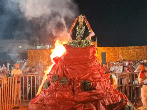पाकुड़ में भव्य तरीके से हुआ होलिका दहन:रथ मेला मैदान में जुटे सैकड़ों लोग, श्रद्धालुओं ने की अग्नि की परिक्रमा