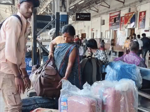 ट्रेनों के स्लीपर कोच में जनरल जैसे हालात:वॉशरूम जाने तक का रास्ता नहीं, यात्री बोले- बिना रिजर्वेशन 3rd AC में आ रहे लोग; धक्के खाकर पहुंचा पटना