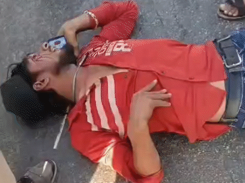 परिवहन निरीक्षक ने ट्रक ड्राइवर को किया लहूलुहान, VIDEO:लाइसेंस मांगने पर बहस के बाद सिर से किया हमला, आंख पर लगी गंभीर चोट