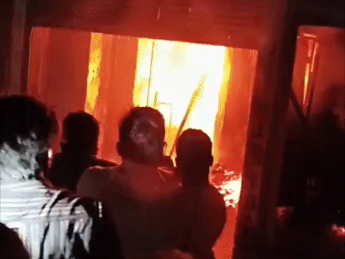 कोडरमा में फर्नीचर गोदाम जल कर हुआ राख:दुकान के ऊपर गुजर रहे हाईटेंशन तार में शॉर्ट सर्किट, 50 लाख से अधिक का नुकसान