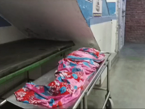 औरंगाबाद सदर अस्पताल में महिला की मौत:ओवरब्रिज पर गंभीर हालत में मिली थी, पहचान नहीं हो सकी है; आसपास के लोगों से की जा रही पूछताछ