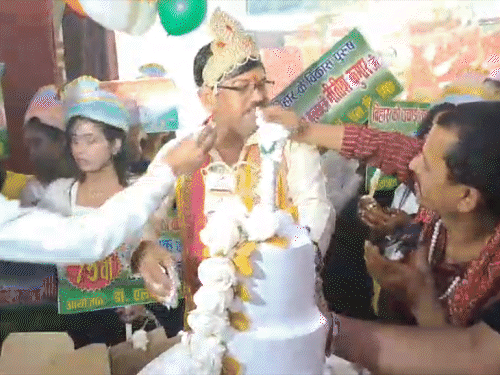 मुख्यमंत्री नीतीश कुमार 75 साल के हुए:जन्मदिन पर जदयू ऑफिस के बाहर कटा केक, आंगनबाड़ी के बच्चों को दिए जाएंगे दो-दो सेट ड्रेस