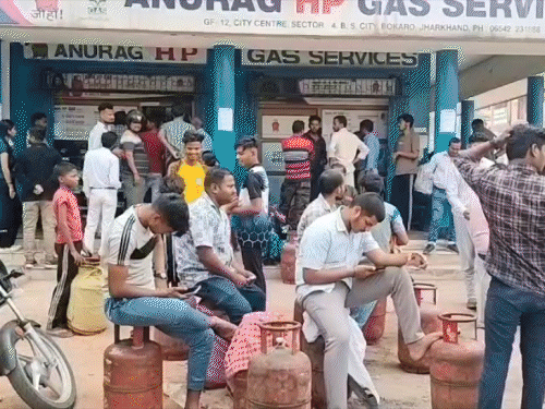 LPG सिलेंडर की किल्लत जारी, उपभोक्ता परेशान:गैस एजेंसियों के बाहर लगी लंबी लाइन, लोग कोयले के चूल्हों पर खाना बनाने को मजबूर