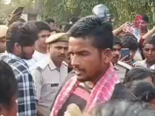 पूर्णिया में मानसिक रूप से कमजोर महिला को पकड़ा:बच्चा चोरी के शक में ग्रामीणों ने की बदसलूकी; पुलिस ने बचाई जान, परिजनों को सौंपा