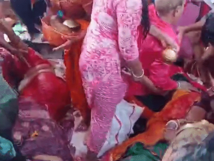 जमीन पर गिरती गईं महिलाएं, नालंदा भगदड़ का VIDEO:कुछ बांस की बैरिकेडिंग पकड़े दिखीं, खींचकर निकालने रहे परिजन; अब तक 9 मौतें