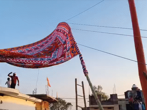 हजारीबाग के खुटरा में 100 फीट ऊंचा महावीरी पताका:दो लाख रुपए में हुआ तैयार, झंडे को देखने के लिए दूर-दराज से पहुंच रहे लोग