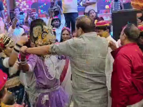 नर्तकियों संग डांस करते MLC का वीडियो वायरल:होली मिलन समारोह में खूब लगाए ठुमके,लोगों ने मोबाइल में किया कैद