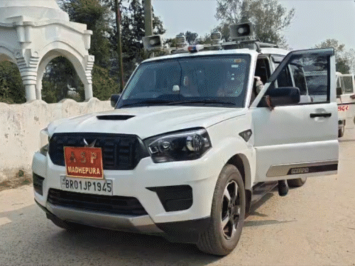 मधेपुरा में सेंट्रल बैंक में दिनदहाड़े लूट:बदमाशों ने दो राउंड की फायरिंग, मैनेजर को गन प्वाइंट पर लिया;1.30 लाख रुपये लूटे