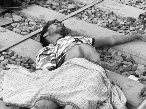 गिरिडीह में मालगाड़ी के आगे कूदकर दी जान:दोपहर में घर से निकला था, कुछ देर बाद ट्रैक पर मिला शव